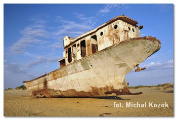 wrak na dnie suchego Morza Aralskiego