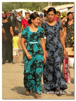 ładne turkmeńskie kobiety i ich stroje